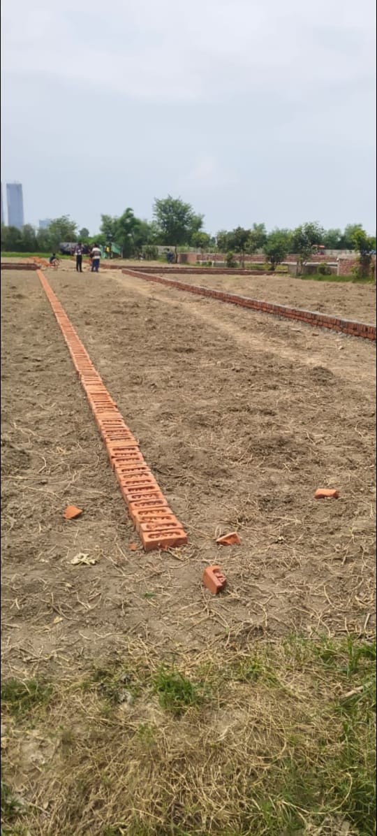 noida 17 lacks plot land