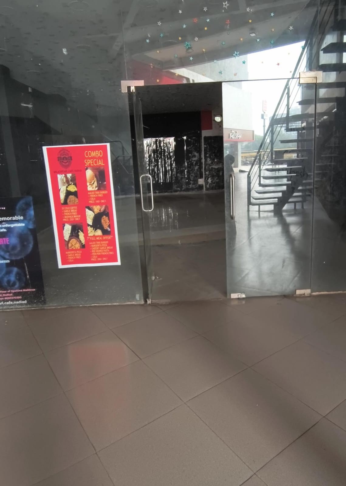 700 square feet shop 3