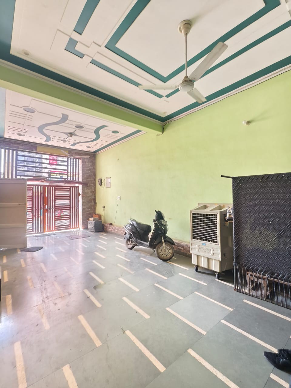 250 gaj property hai