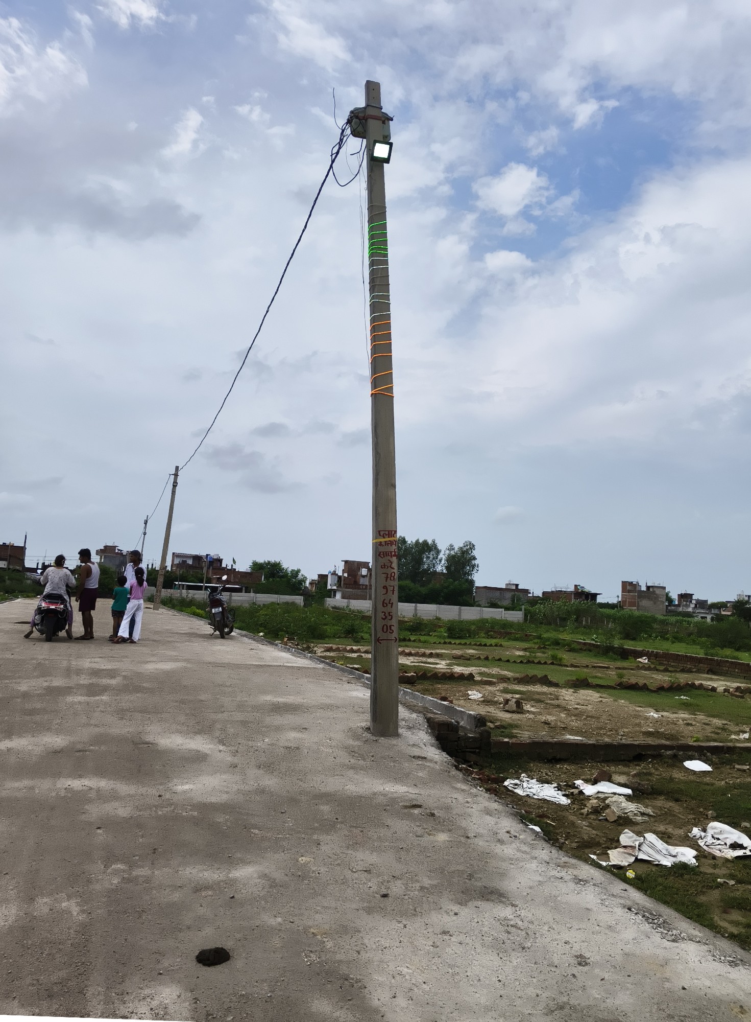 प्लाट अच्छी लोकेशन पुरब फेस बस्ती के बीच में मेट्रो स्टेशन के पास