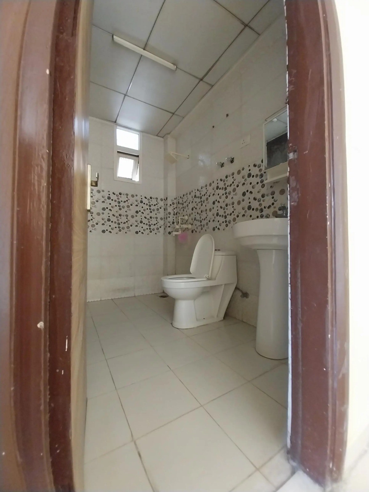 3bhk 1340 sqft semi furnished flat for rent in gaur City 1 saya zion