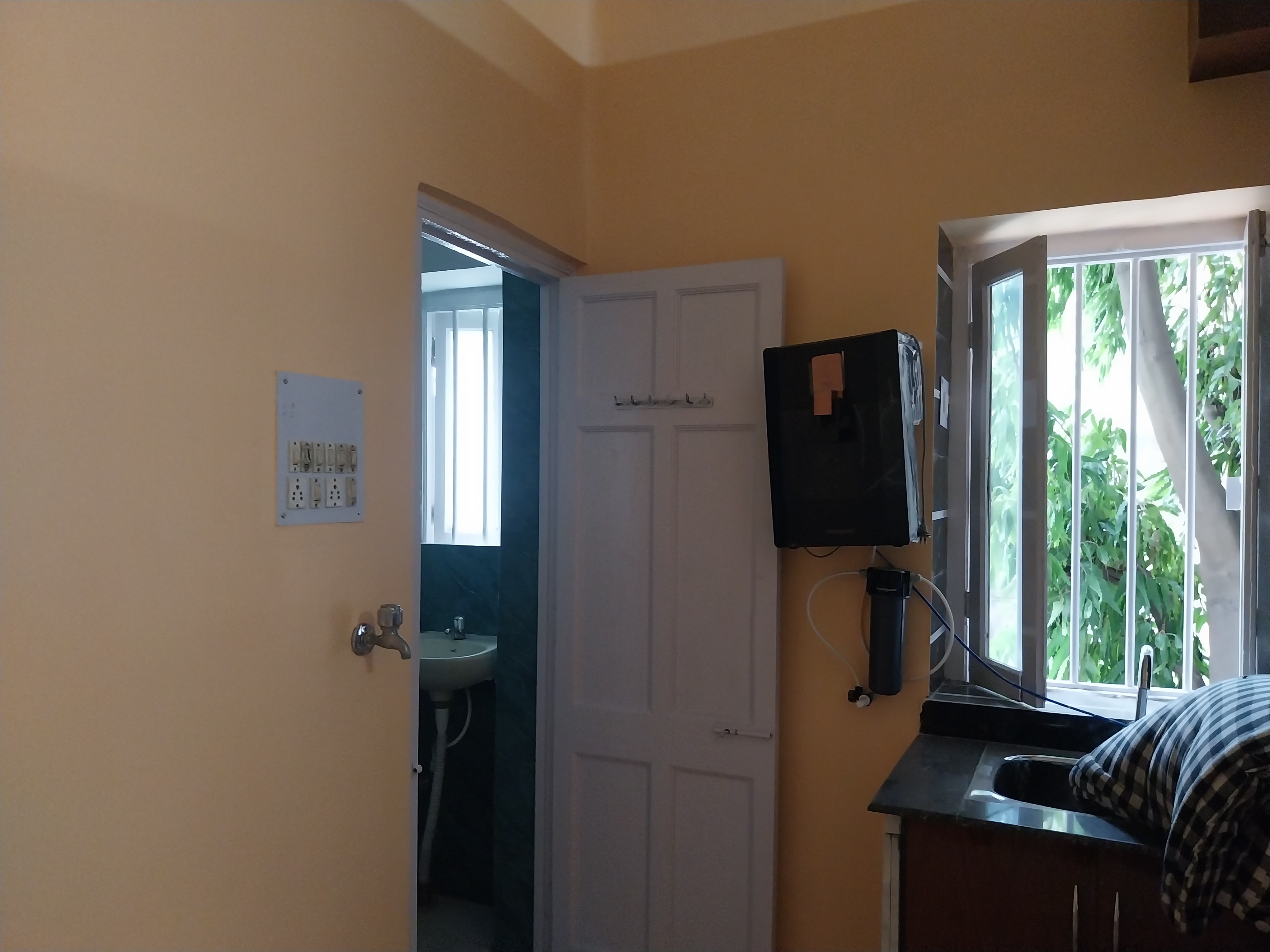 2bhk unfurnished flat for rent in Hazra road 3