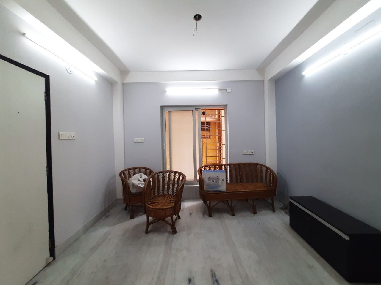 Located near Peerless Hospital and EM Bypass  2