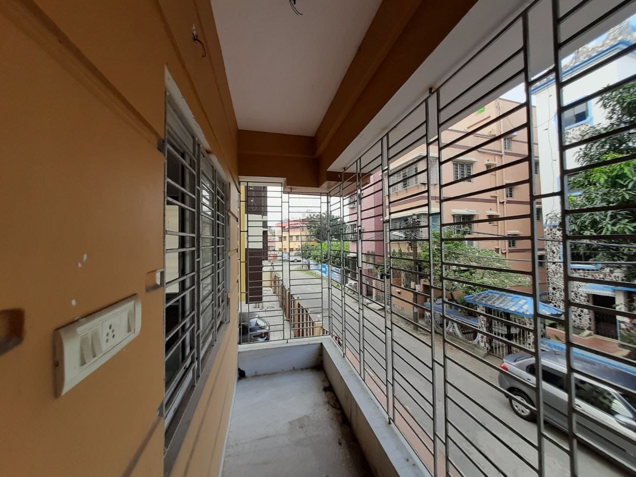 Located near Peerless Hospital and EM Bypass 
