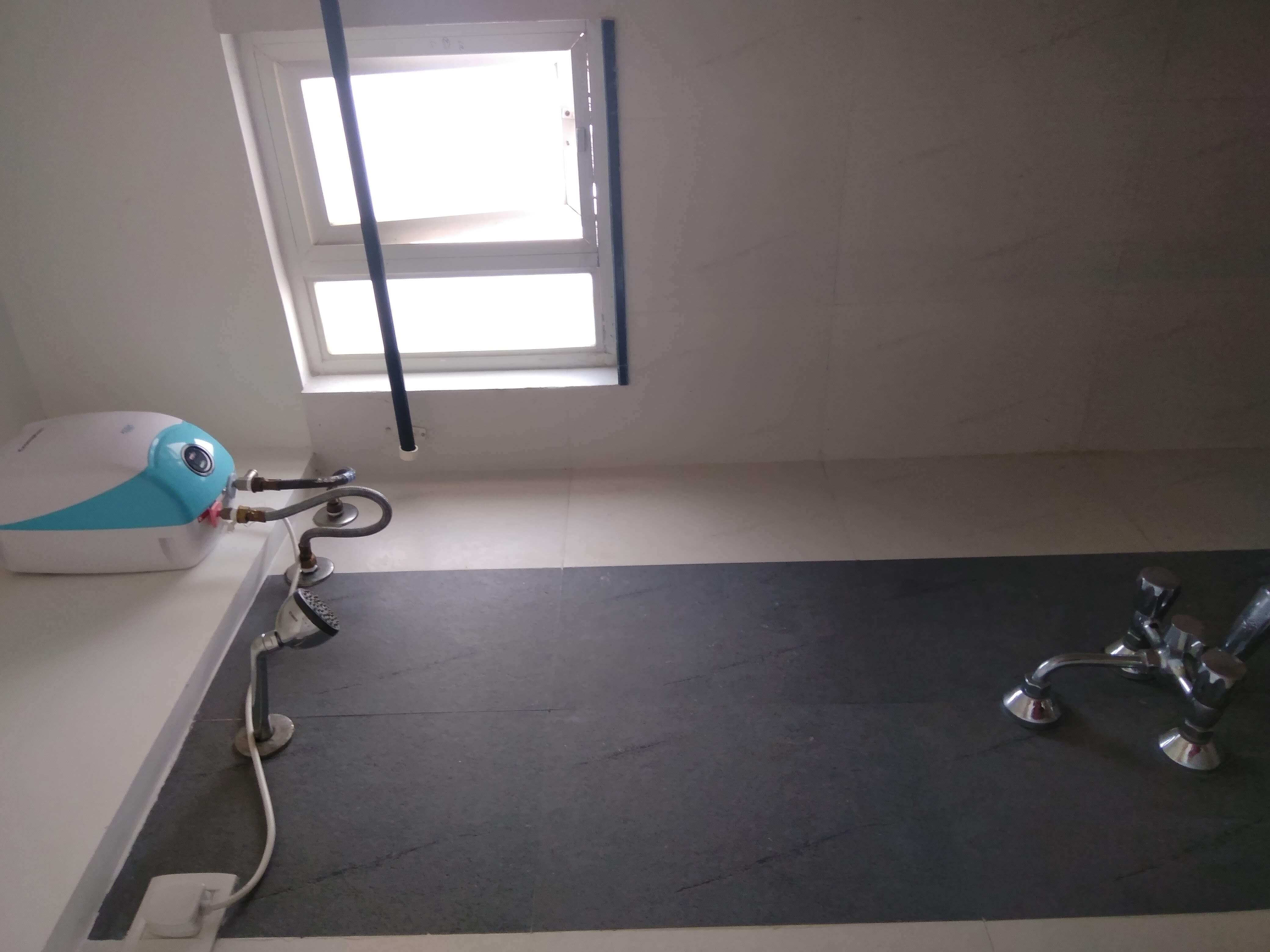 🏠 DIRECT FROM OWNER: 1 BHK Corner Flat in Godrej Horizon, Undri 3