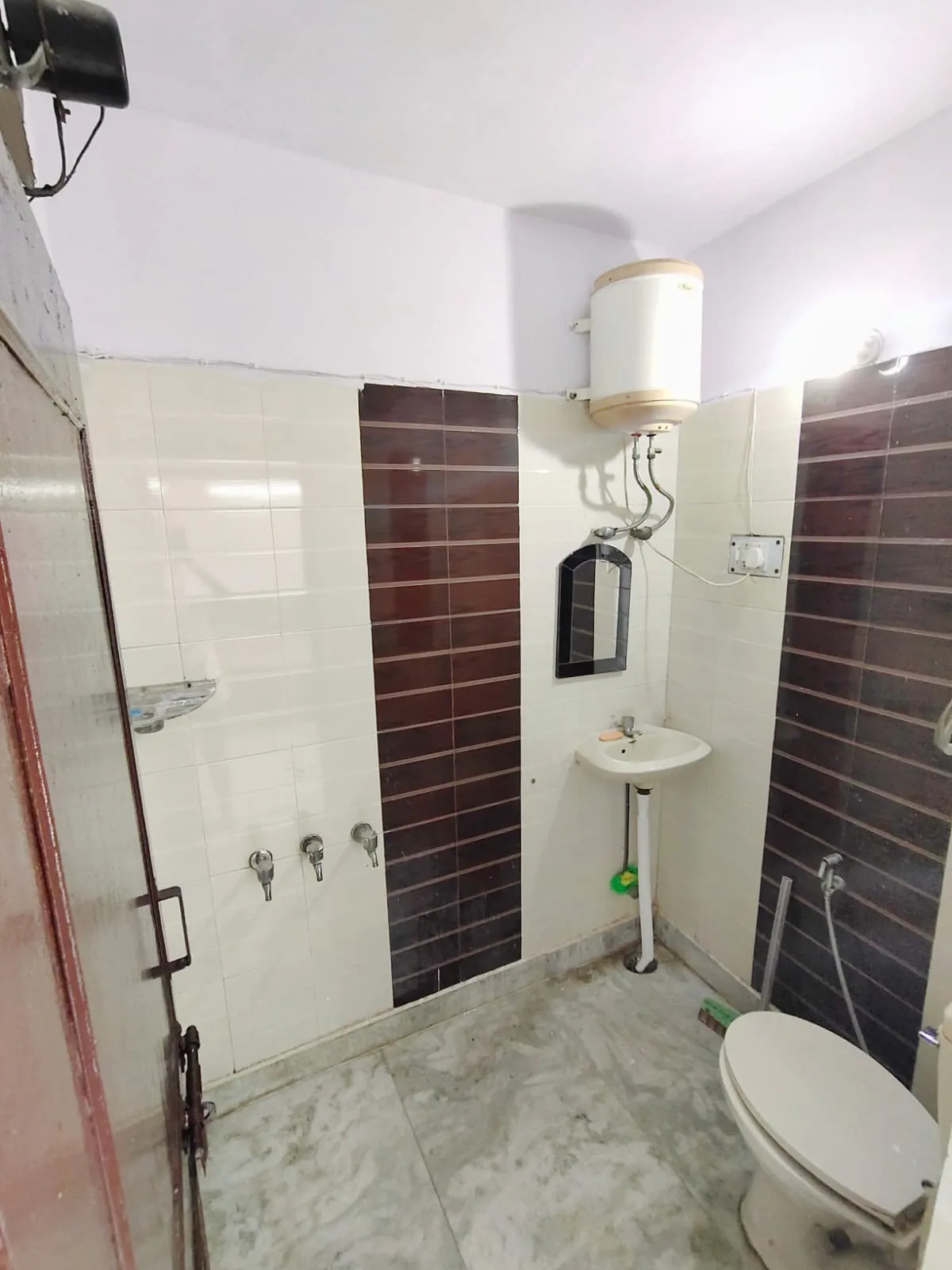 1Bhk fully furnished 4th top floor for rent in Giri Nagar Kalkaji